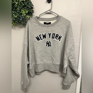Pro Standard New York Yankees Classic Women’s Crewneck